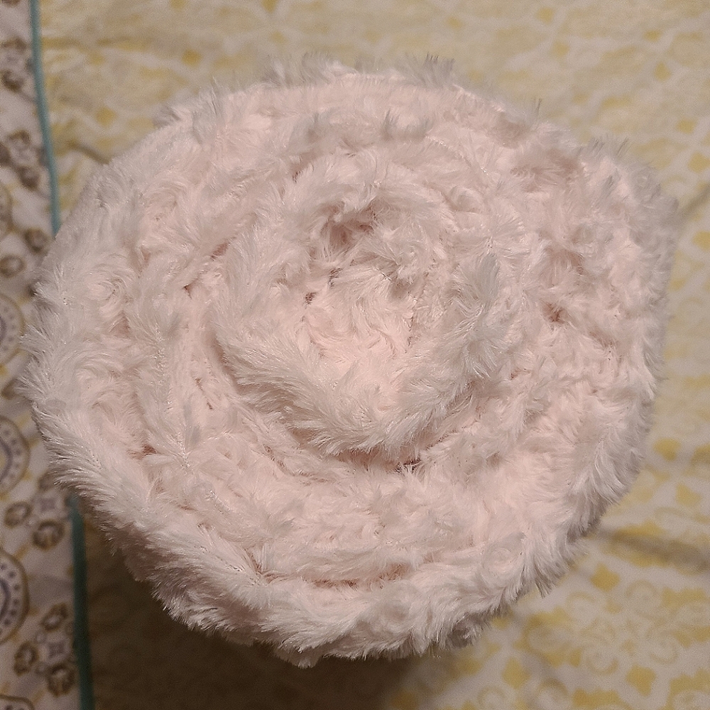 Ulta Limited Edition rosette plush throw NWT - Picture 4 of 7
